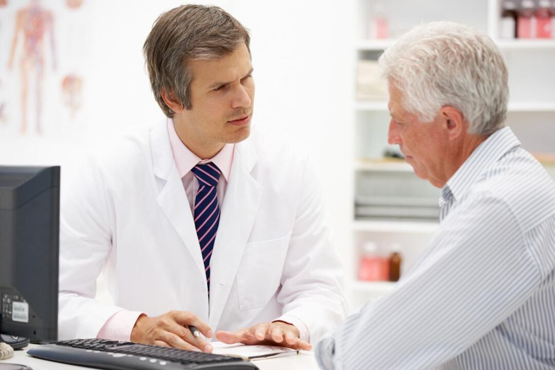 The doctor prescribes medicine for prostatitis to the patient